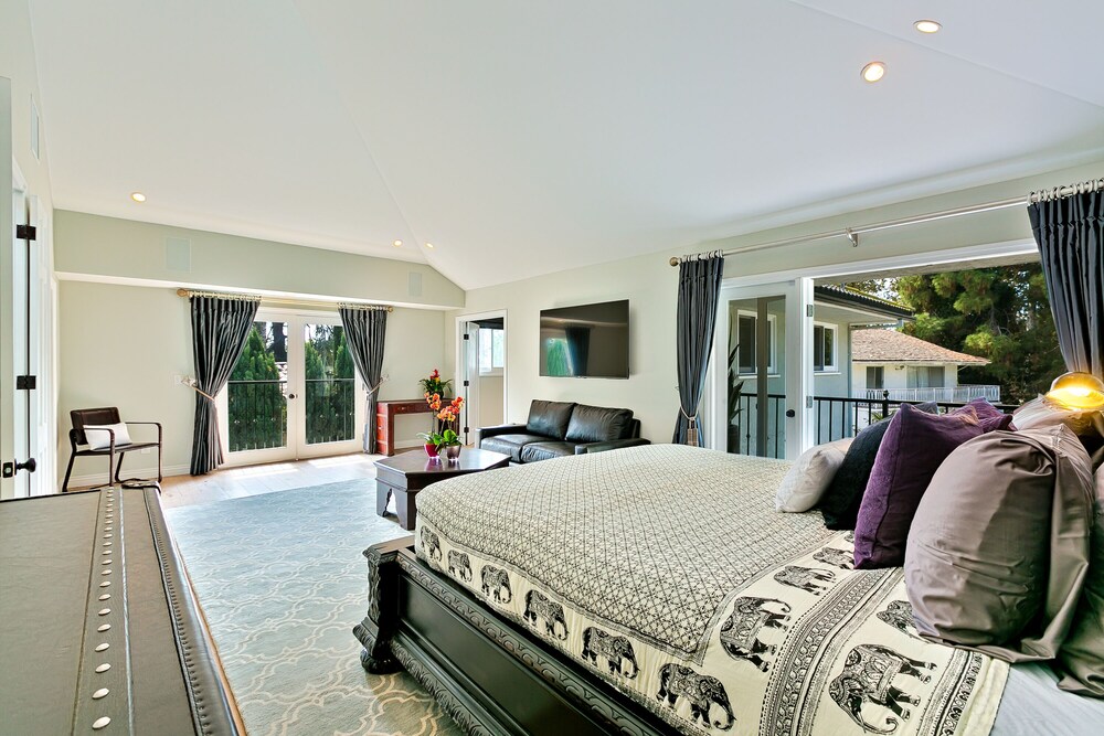 NEW SPECIALS Stunning Hollywood Hills Los Feliz Custom Pool Home