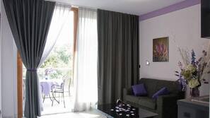 Flat-screen TV, heated floors