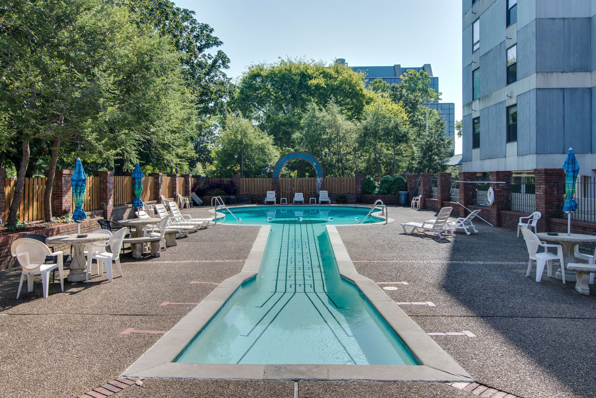 Stay in Elvis' Personal Suite. Guitar-Shaped Pool, Nashville, TN in ...