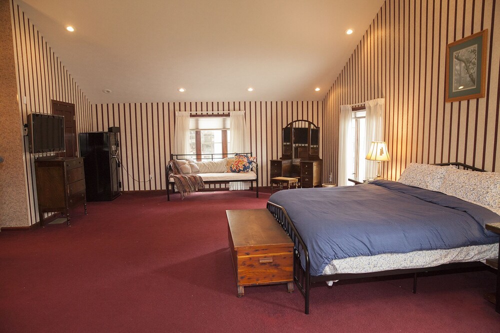 Innisfree Farms Estate House near Oglebay Park Deals & Reviews