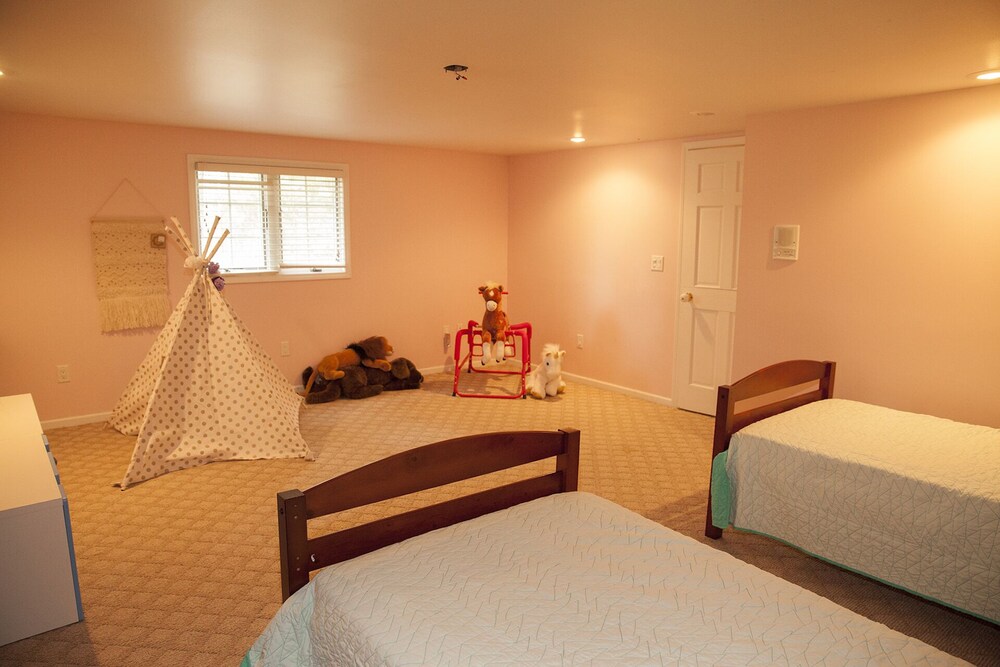 Innisfree Farms Estate House near Oglebay Park Deals & Reviews