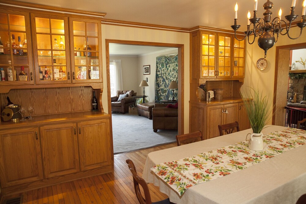 Innisfree Farms Estate House near Oglebay Park Deals & Reviews