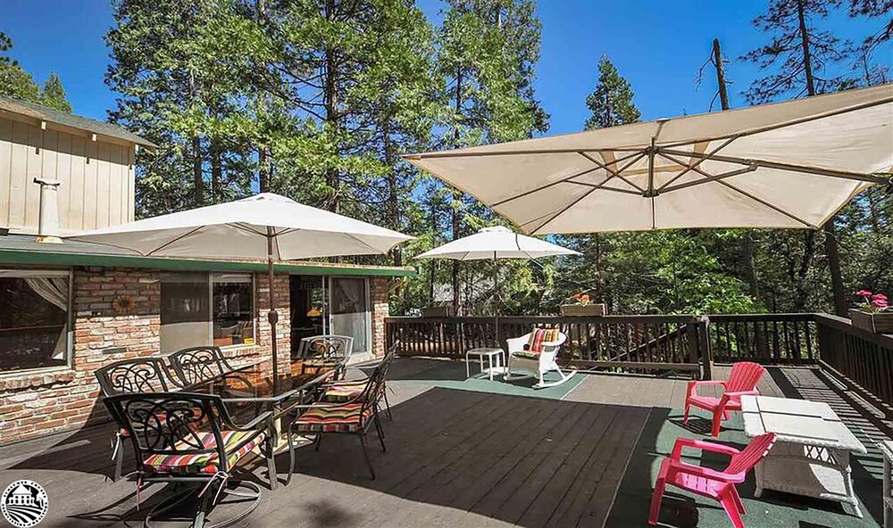 Cabin home with Walk to Downtown with Twain Harte Lake access in Twain