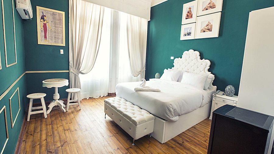 Tahrir Plaza Suites