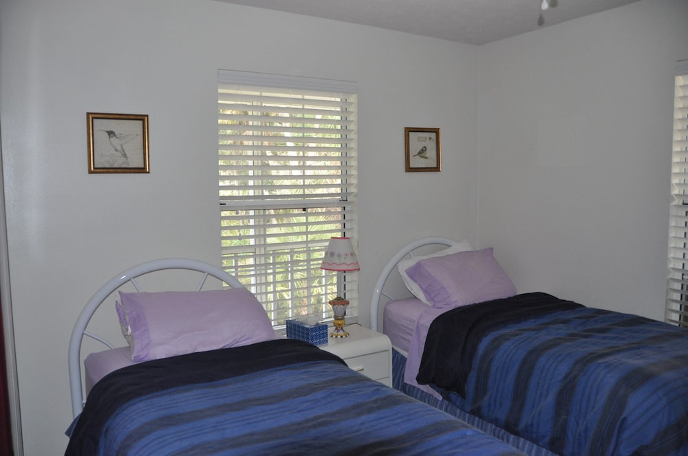 Spectacular Waterfront Home!! W/ Pool, Dock, Kayaks,Canoes,Bikes! Quick