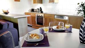 Réfrigérateur, micro-ondes, four, fourneau de cuisine