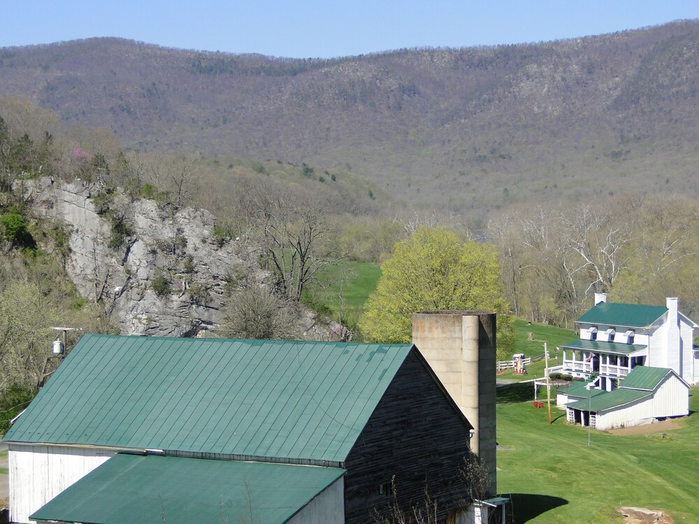 Built Cabin Overlooking The Shenandoah River in Shenandoah