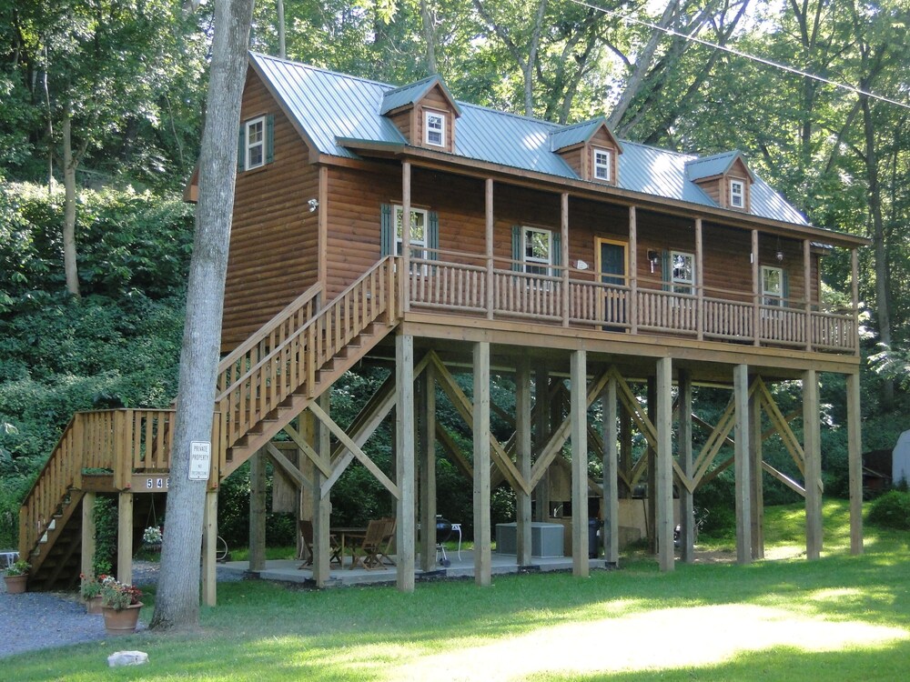 Built Cabin Overlooking The Shenandoah River in Shenandoah