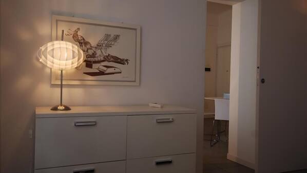 1 chambre, ameublement personnalisé, fer et planche à repasser