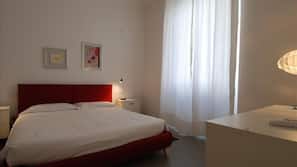 1 chambre, ameublement personnalisé, fer et planche à repasser
