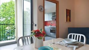 Réfrigérateur, micro-ondes, fourneau de cuisine, lave-vaisselle