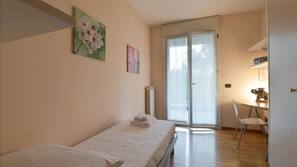 2 chambres, ameublement personnalisé, fer et planche à repasser