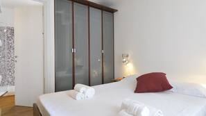 1 chambre, ameublement personnalisé, fer et planche à repasser