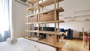 1 chambre, ameublement personnalisé, fer et planche à repasser