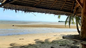 Plage privée, sable blanc, cabines (en supplément), parasols