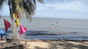 Plage privée, sable blanc, cabines (en supplément), parasols