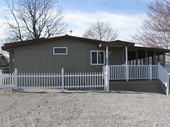 Serenity Cabins Patoka Lake Reviews Photos Rates Ebookers Com