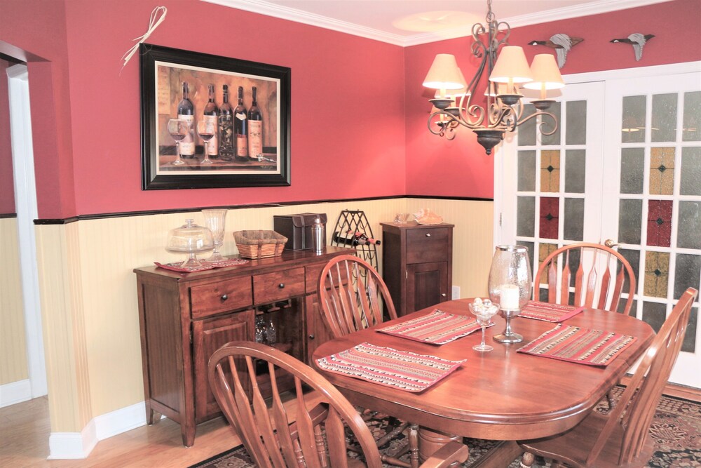 Family Vacation HomeHot Tubwalking distance to public docks/beach