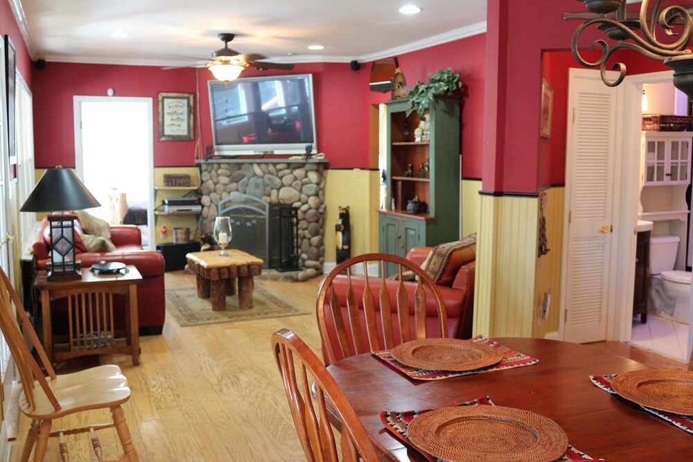 Family Vacation HomeHot Tubwalking distance to public docks/beach