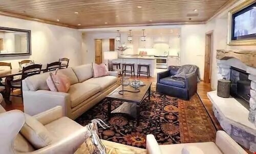 Premium Luxury Condo With Ski-in Access Access to Shared Hot Tubs in Avon, United States
