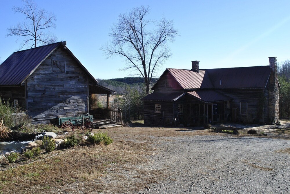 One of a Kind Historic Farmhouse 10 Minutes From Tryon Equestrian. Speaks French in Forest City, United States
