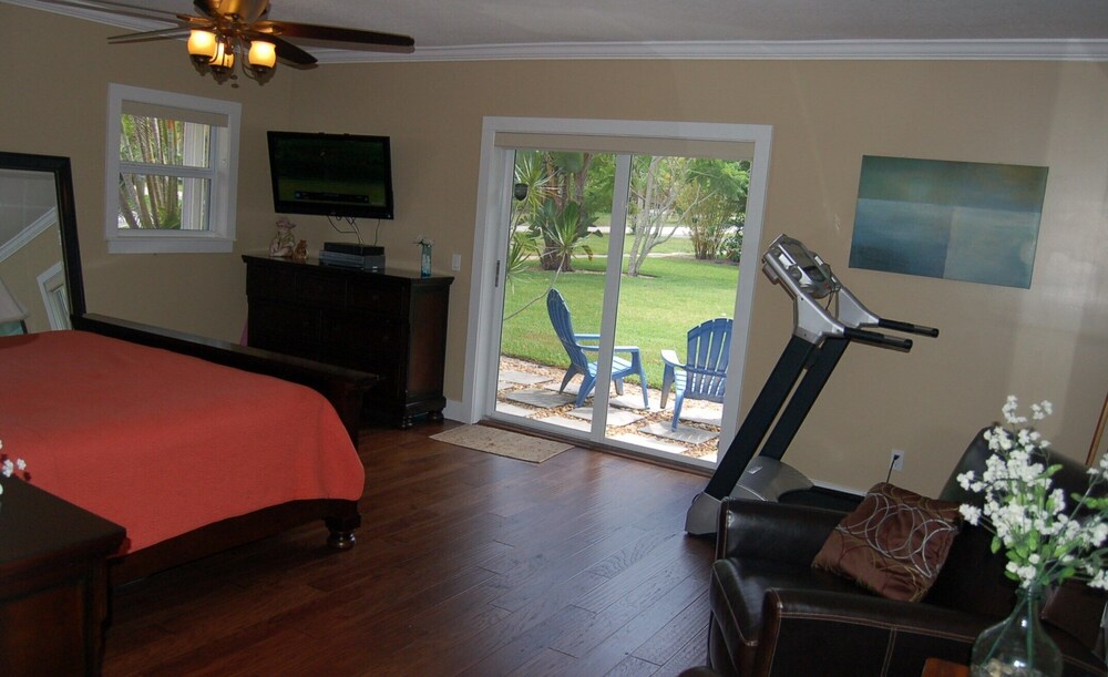 Well Appointed Home Salt Water Pool & Separate Pool House & Putting