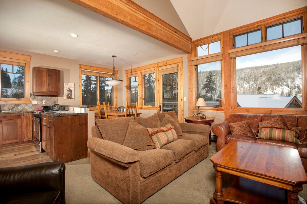Gorgeous Ski Escape for Families and Groups With Fireplace and Balcony in Keystone, United States