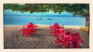Plage, chaises longues, parasols, kayak