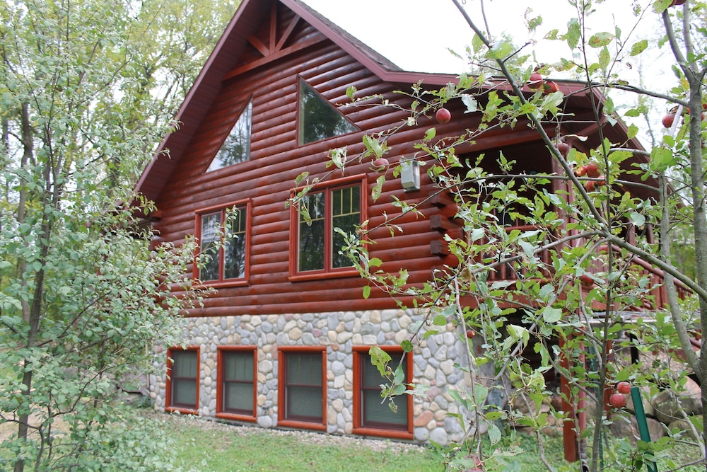 Lovely Devils Lake Baraboo Cabin Sleeps 12 by Dells & Skiing in Baraboo Best Rates & Deals on