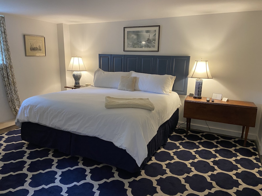 5 Star Back Cove HideAway 1 bedroom Back Cove apartment with water