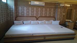 Free WiFi, linens