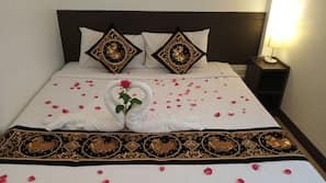 In-room safe, free WiFi, linens