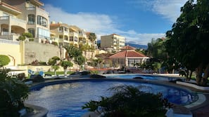 2 udendørs pools, parasoller, liggestole