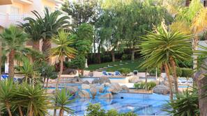2 udendørs pools, parasoller, liggestole