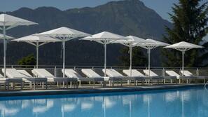 Innenpool, 2 Außenpools, Sonnenschirme, Liegestühle