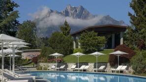 Innenpool, 2 Außenpools, Sonnenschirme, Liegestühle