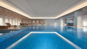Una piscina cubierta