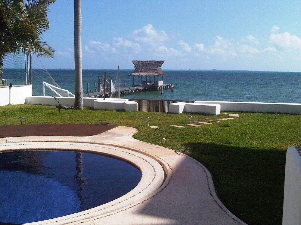 Beautiful 4 bedroom Beach House on a Private & Peaceful Place in Cancun