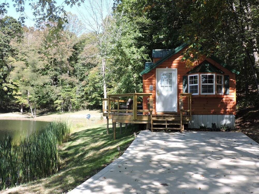 Hocking HillsDog friendly cabin with private pond in Sugar Grove