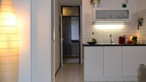 Kühlschrank, Herd, Wasserkocher mit Kaffee-/Teezubehör, Wasserkocher