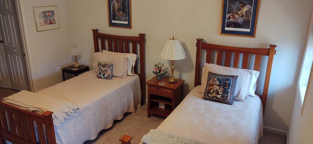 NEW LISTING! ♥ Your home for a relaxing Mountain Get Away or exploring the area.