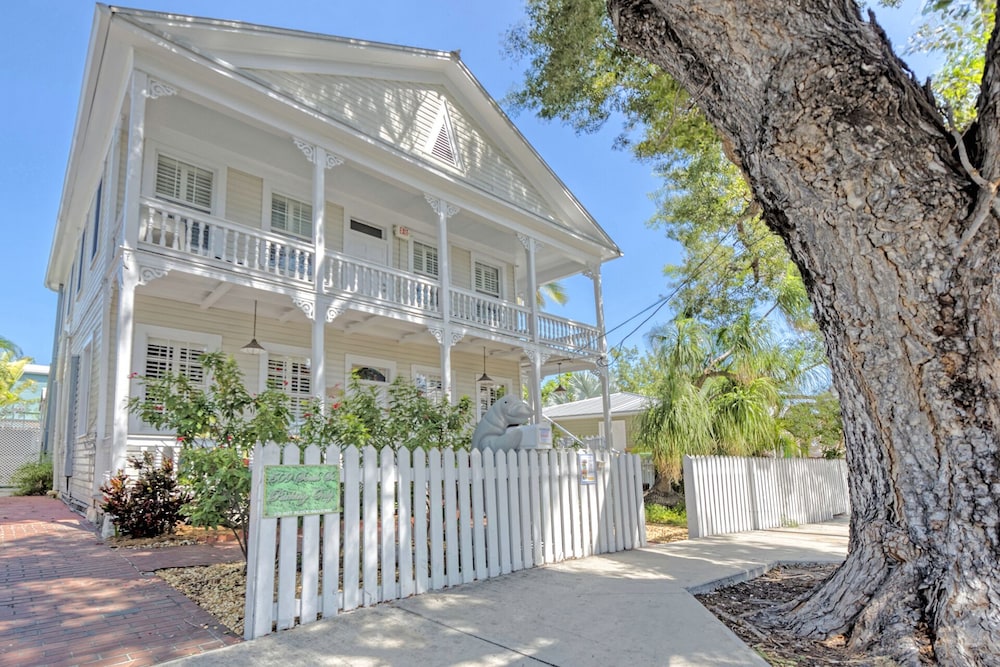 NEW PRICING DRIVE TO YOUR GETAWAY BIG Pool, Steps to Beach & Free