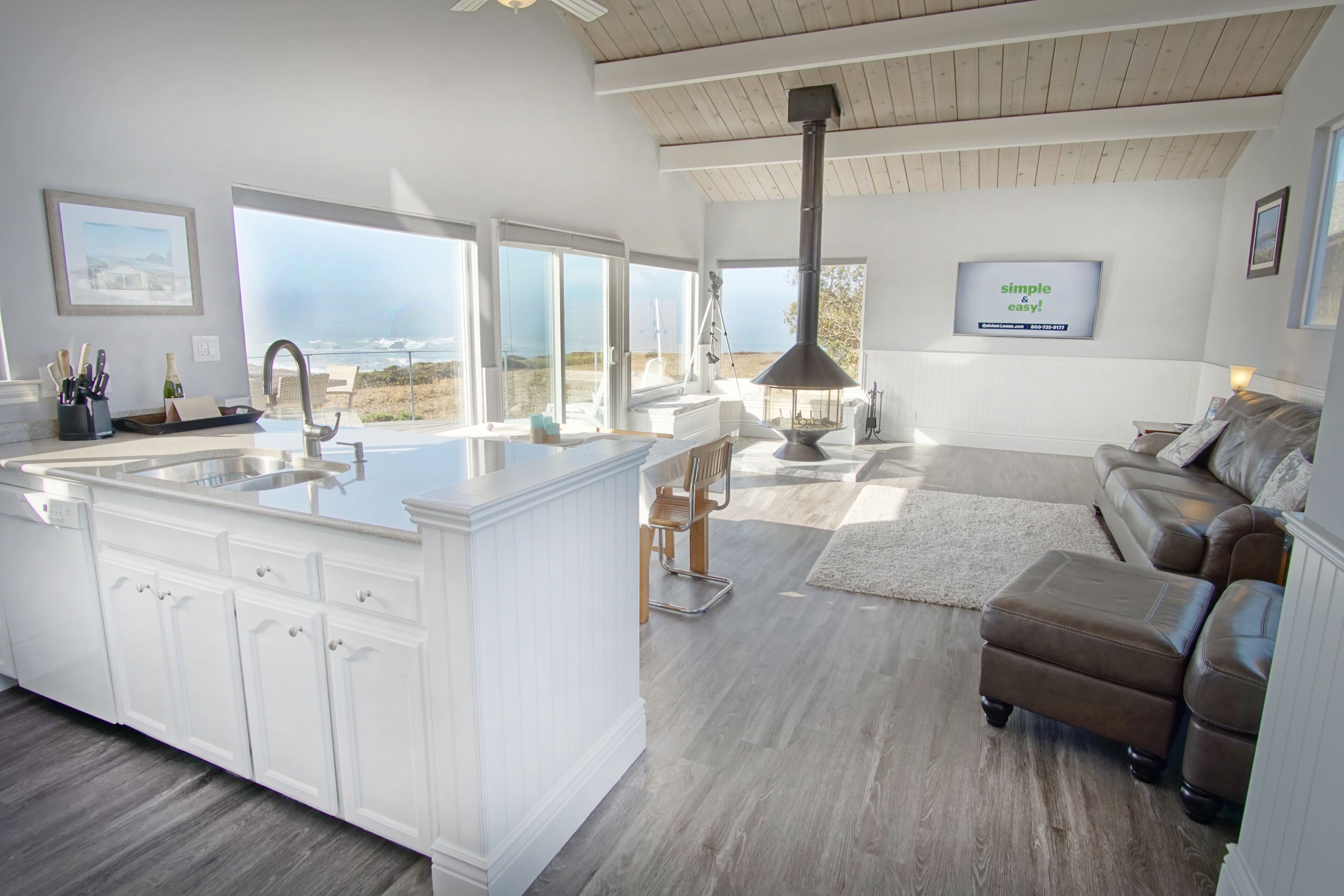 Spectacular Beach Views! Special: Stay 4 Nights & The 5th Night is Free! in Bodega Bay, United States