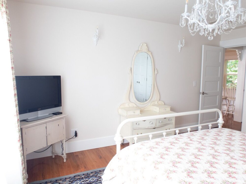 New High End Guesthouse in Warm Beach, Stanwood, WA. Warm Beach Vrbo