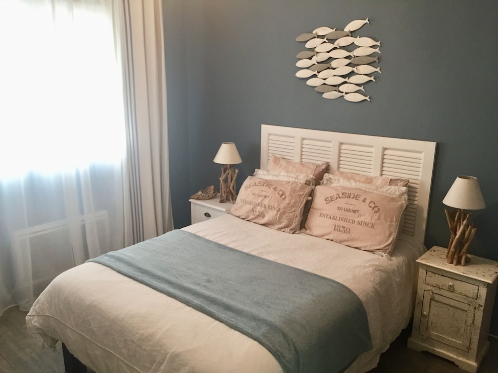 BEAUTIFUL CONTEMPORARY VILLA WITH SWIMMING POOL 2 MINUTES FROM THE