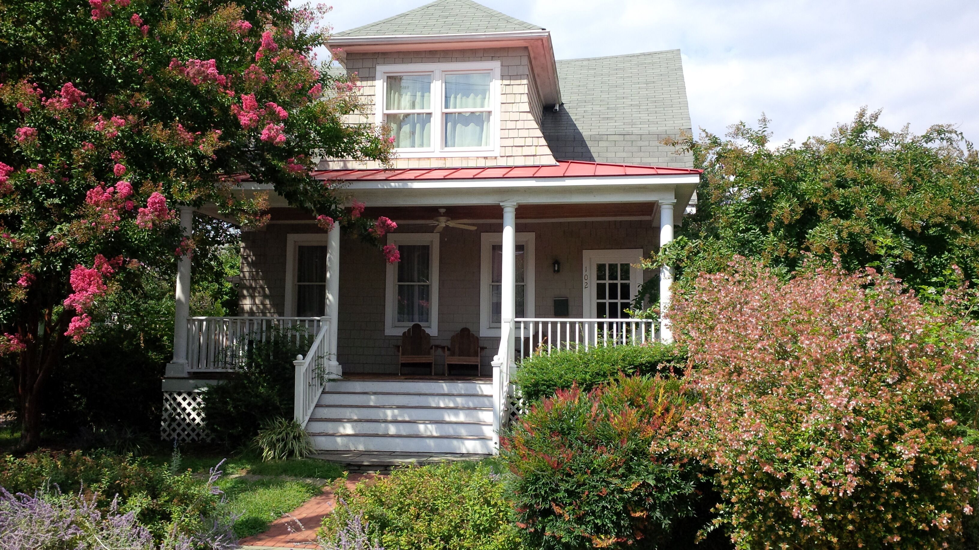 Charming Spacious Eastport Home Easy Walk to Everything & Parking for 5 Cars! in Annapolis, United States