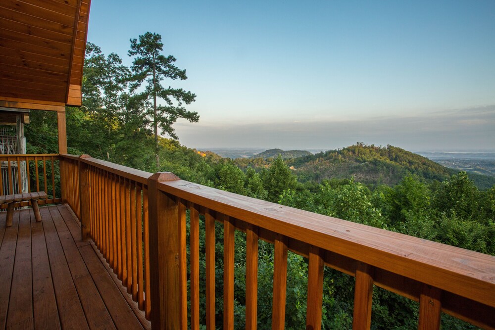 Cozy Mountain Top Cabin With Gorgeous Mountain Top Views In