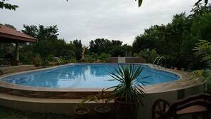 2 outdoor pools, free cabanas, pool umbrellas
