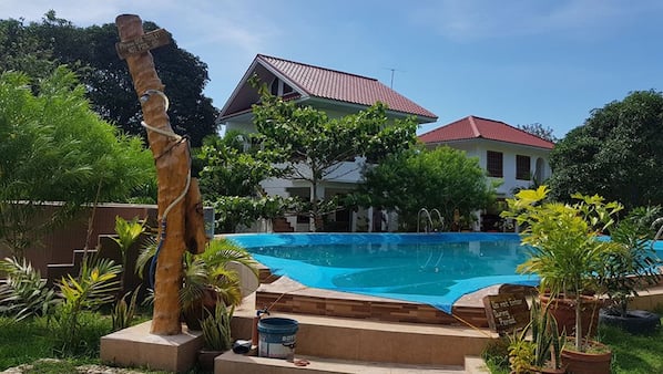 2 outdoor pools, free cabanas, pool umbrellas