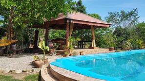 2 outdoor pools, free cabanas, pool umbrellas